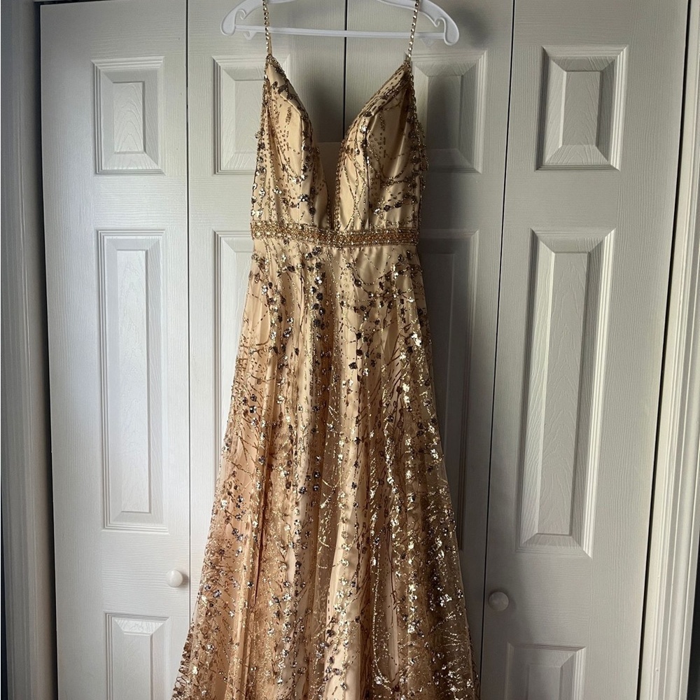 Beautiful strapless dress only worn once!